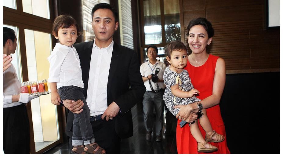 跨國婚姻|撒貝寧綜藝首談家庭，吐槽妻子放任孩子啃拖鞋，東西方教育差異大