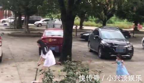 孩子气|“皮得很小姨”抢娃滑板车火了，网友：娃好可爱，好想抱抱她小姨