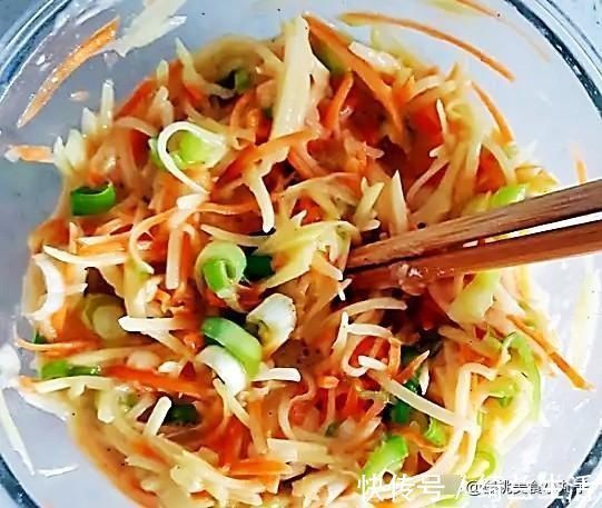 土豆|1个土豆2个鸡蛋，10分钟做好早餐饼，色泽金黄，香喷喷真好吃