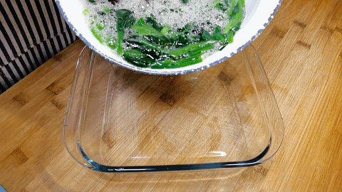 一把菠菜里打入6个鸡蛋，搅拌一下直接上锅蒸，简单营养又好吃