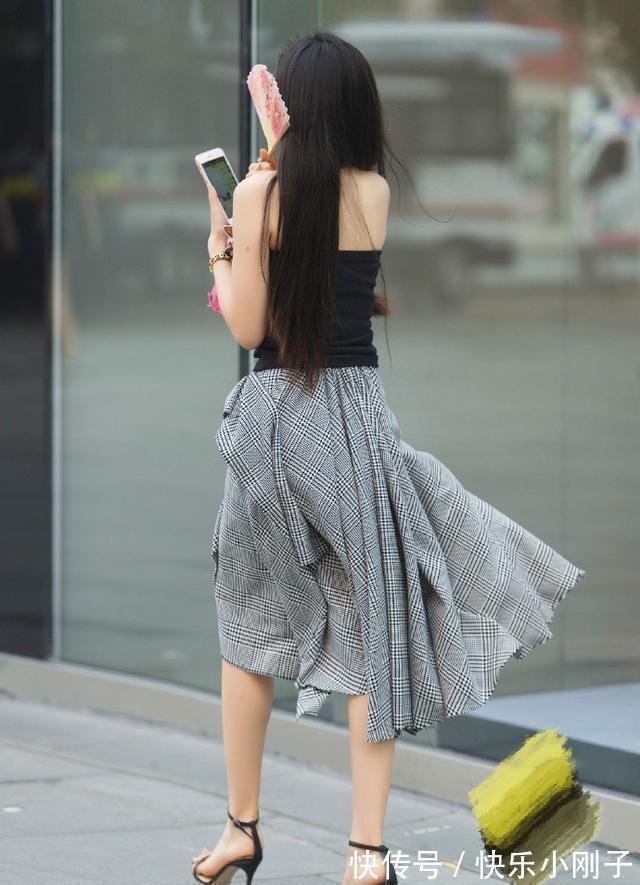 时尚 清新时尚的连衣裙装扮秀出女神般的气质,显得高高瘦瘦,不是很高