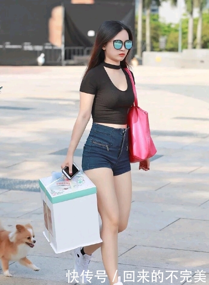 小姐姐|街拍:紧身T恤搭配热能裤的精致小姐姐,手里提的好像是蛋糕