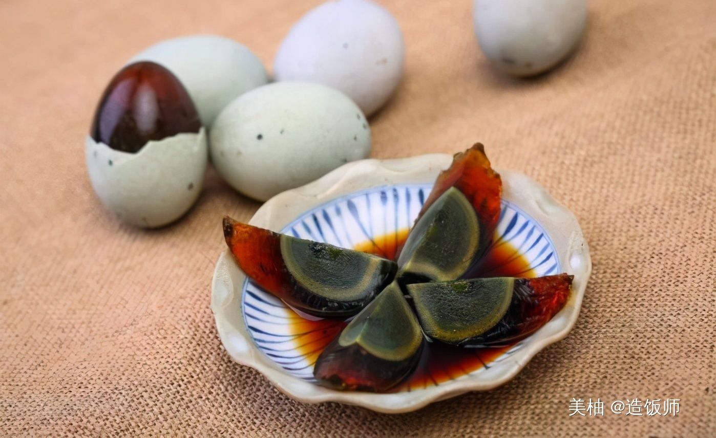 做皮蛋时，有人先煮熟，有人直接拌，两者差别大，弄错难吃有怪味