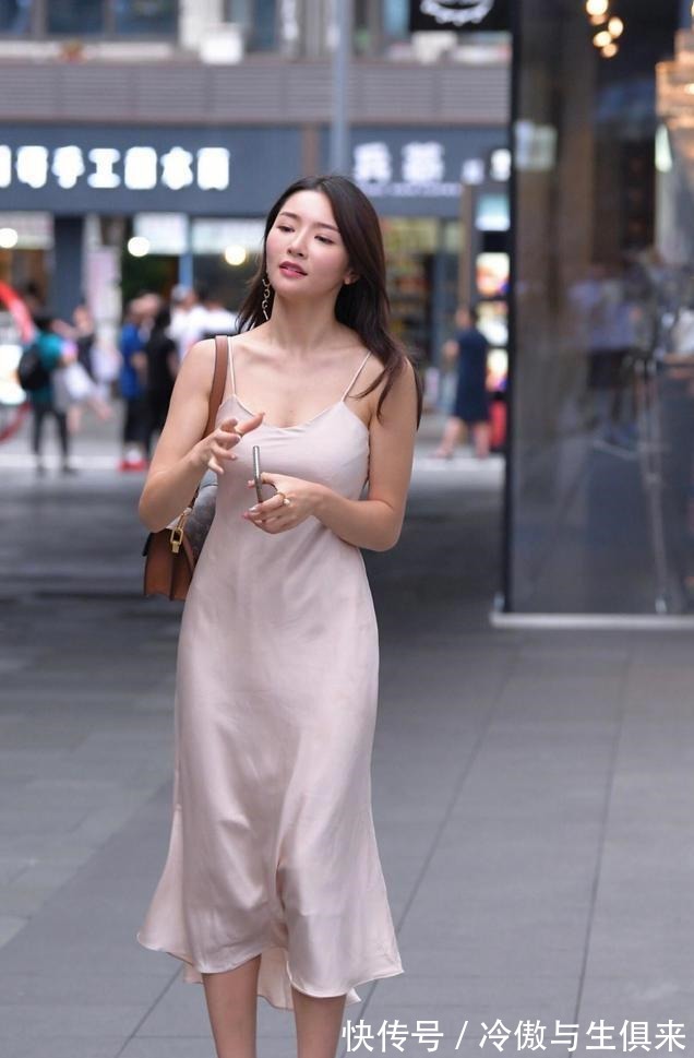 女性 浅粉色绸缎连衣裙，显高级有质感，穿出女性知性优雅美！