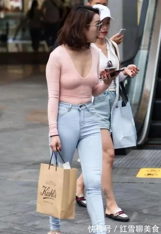 打扮 穿搭时尚的两位闺蜜,哪一位的打扮更让你“心动”