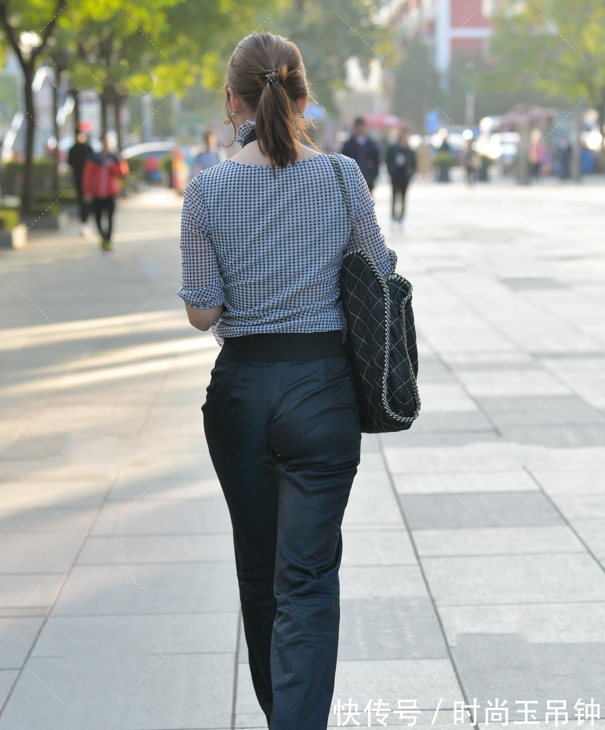 职场 格子复古挂脖镂空衬衫,黑白格子加上黑色蝴蝶结,日常通勤单品