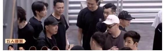 披荆斩棘的哥哥|《披荆斩棘的哥哥》最令人不适的就是抱团说方言，职业操守呢？