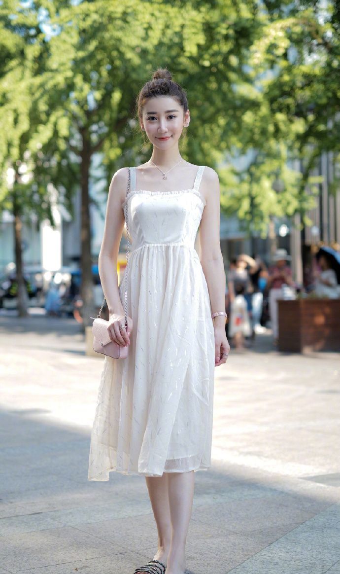 街拍:甜美动人的小姐,吸引力十足,彰显女人的气质