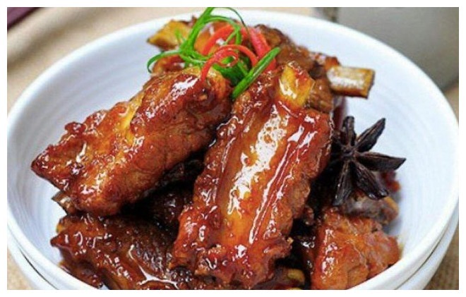 做排骨有讲究，开头放错水味道就差一半，网友难怪放嘴里咬不动