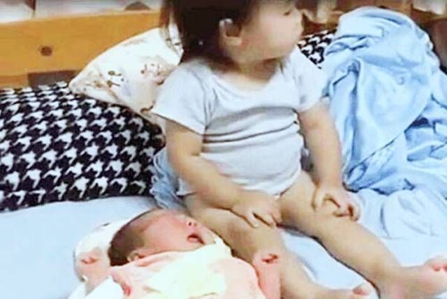 二宝|姐姐睡觉被弟弟吵醒,见妈妈没在,姐姐下意识的举动让人暖心