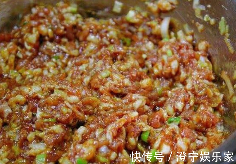 饺子馅|拌饺子馅时，只懂放油可不行，牢记4个窍门，饺子馅鲜嫩还多汁