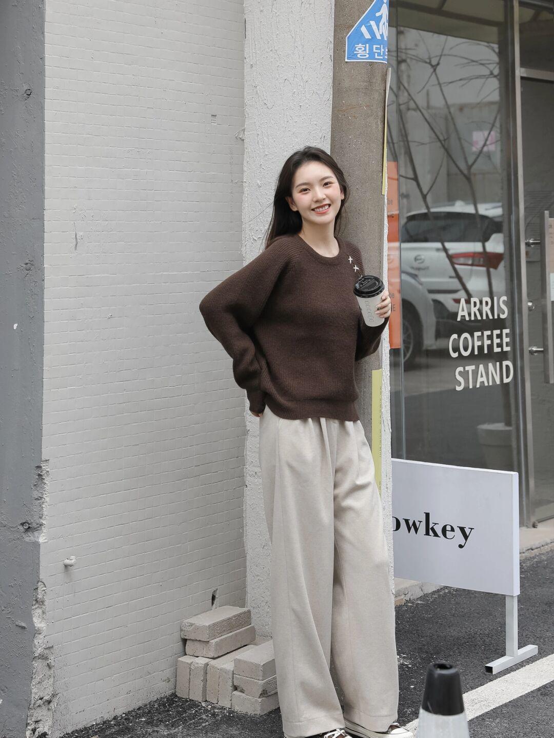 羽绒服|周末出去约会怎么穿得保暖又好看!不如试一试蕾丝花边羽绒服+格子半身裙