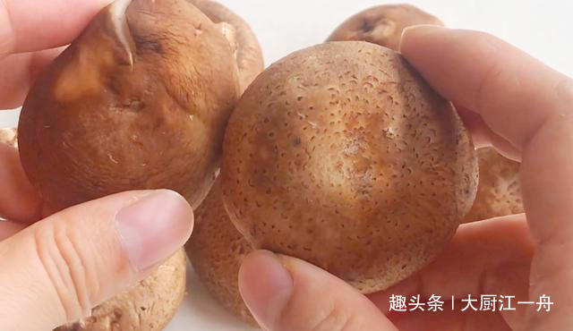 买香菇时，挑颜色深的还是浅的的菜农教你4招，别再买错了