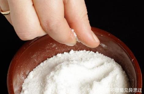 油脂粒 抿紧下巴后突起的“白疙瘩”,千万要注意,这是螨虫的真身吗!