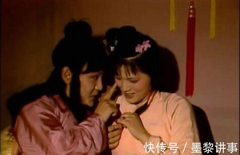 宝玉&原来花袭人是带着特殊使命来到贾府,宝玉身边的,我们都小瞧她了