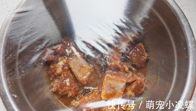 浸泡|我家排骨从不炖着吃，蒸一蒸，鲜香入味，一周吃4次，太费米饭