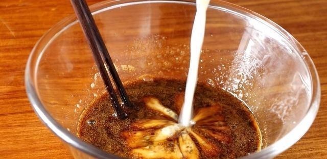 1个鸡蛋,一点糯米粉,这样做出来的年糕吃着过瘾,一口一个