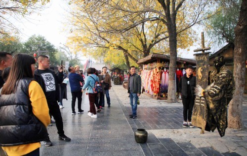 表演|小伙扮铜像街头表演人体悬浮术,有人抢着合影,有人急着揭秘