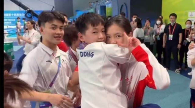 中國(guó)跳水|全紅嬋現(xiàn)場(chǎng)觀戰(zhàn)！12歲妹妹10歲弟弟成比賽選手，紅姐不忘調(diào)皮一把