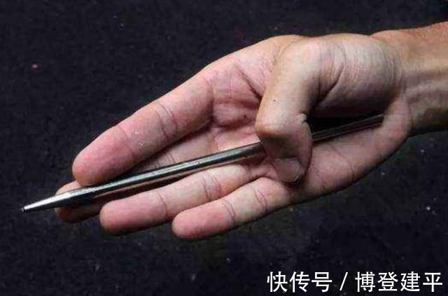 飞镖|古墓挖出3个铁片，外形酷似“手里剑”，专家兴奋：暗器鼻祖