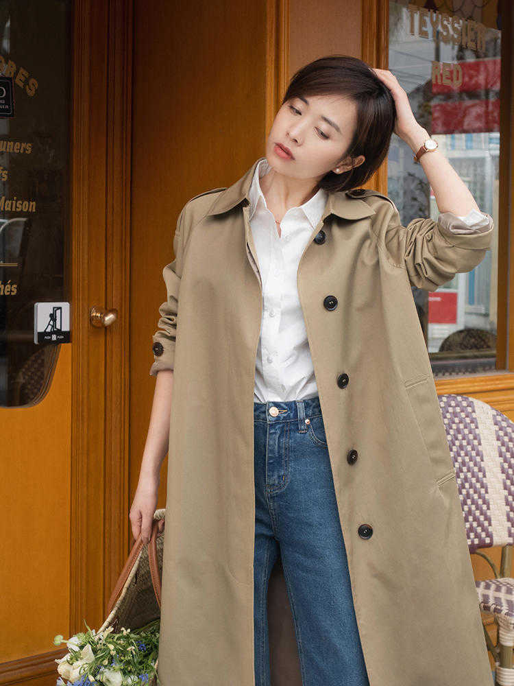 时髦 秋天,“风衣”怎么穿才洋气?配条纹衫和牛仔裤,高级时髦又优雅