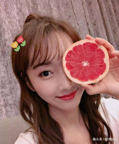 肖战经常陪她打游戏，王一博会带她骑摩托，她人缘是有多好