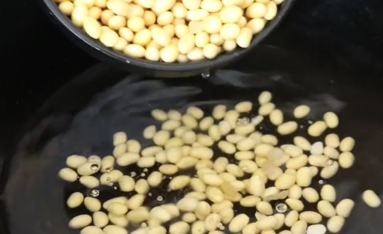 黄豆别打豆浆，教你高龄人最爱的吃法，每天一碗，三高平稳身体棒