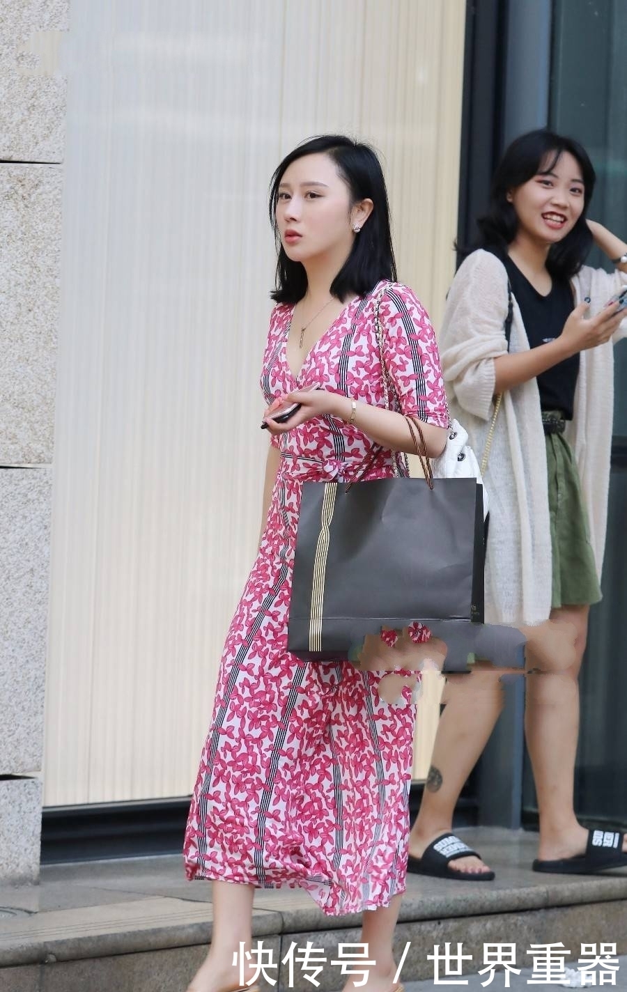 街拍:小姐姐休闲裤非常的光滑,给人一种十分高贵的感觉!