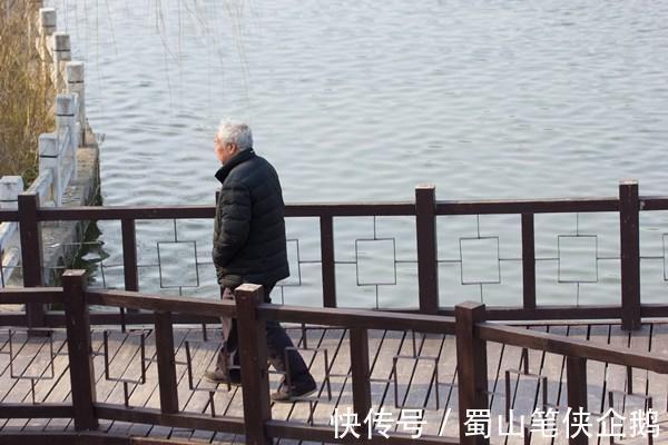 膝盖|膝关节为什么会疼痛？骨科医生给出了5点因素，对照看一下