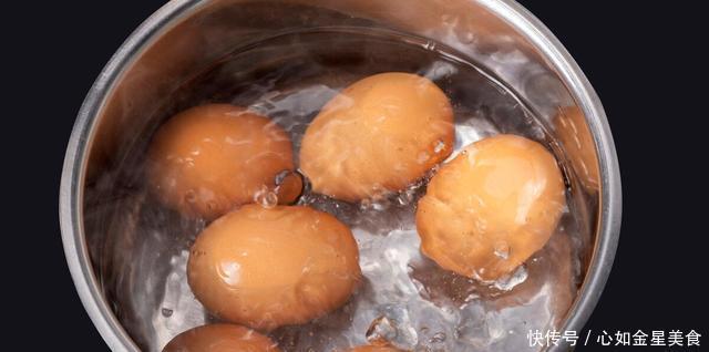 水煮鸡蛋时,不要直接放进下锅,牢记2技巧,鸡蛋软嫩好剥壳!