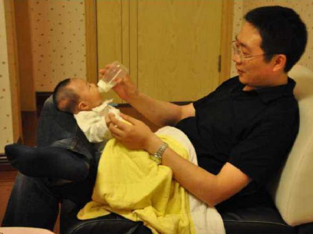 爸爸|“佛系奶爸”走红网络,用“臭袜子”给孩子喂奶,宝妈哭笑不得