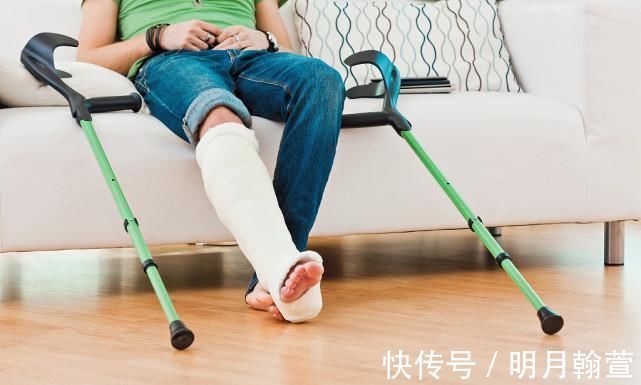 骨密度|骨科医生：不论男女，睡前3个好习惯，增加骨密素，远离骨质疏松