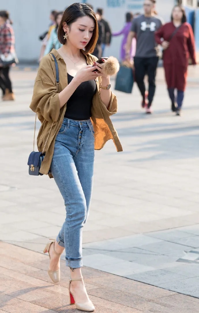 热门穿搭,时髦精都爱上了复古排扣上衣,法式搭配相识一下