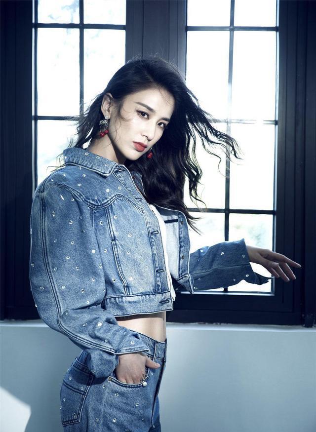 自信|牛仔衣也能穿出华丽风,黄圣依镶钻牛仔好闪,37岁自信秀美腹