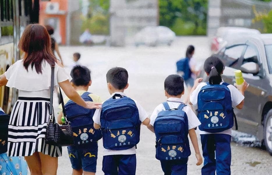 孩子在学校|孩子放学之后，家长常对孩子说三句话，将会给孩子带来消极的暗示