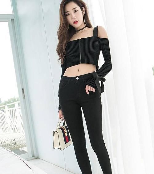 美女|美女穿搭：紧身牛仔裤展露优越的美感，名媛气质十足啊