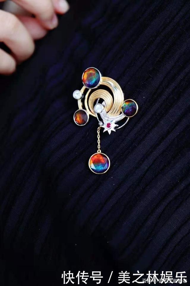 秋冬一款胸针胜过10件大牌珠宝,get胸针的佩戴方式!