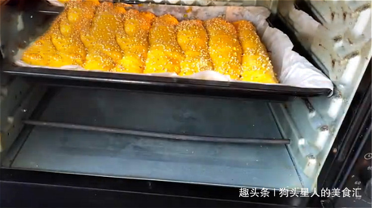教你真正懒人面包做法，不用揉面，不用黄油，出炉拉丝又柔软