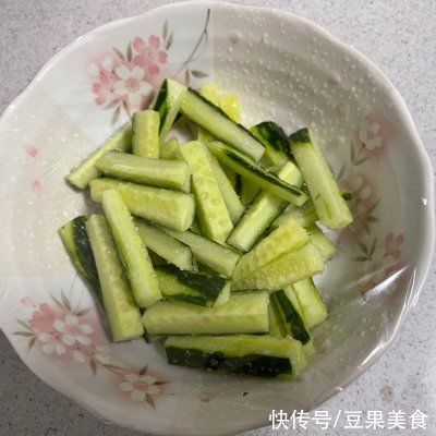 凉拌黄瓜|凉拌黄瓜金针菇～我家吃了十年，竟然还没吃腻