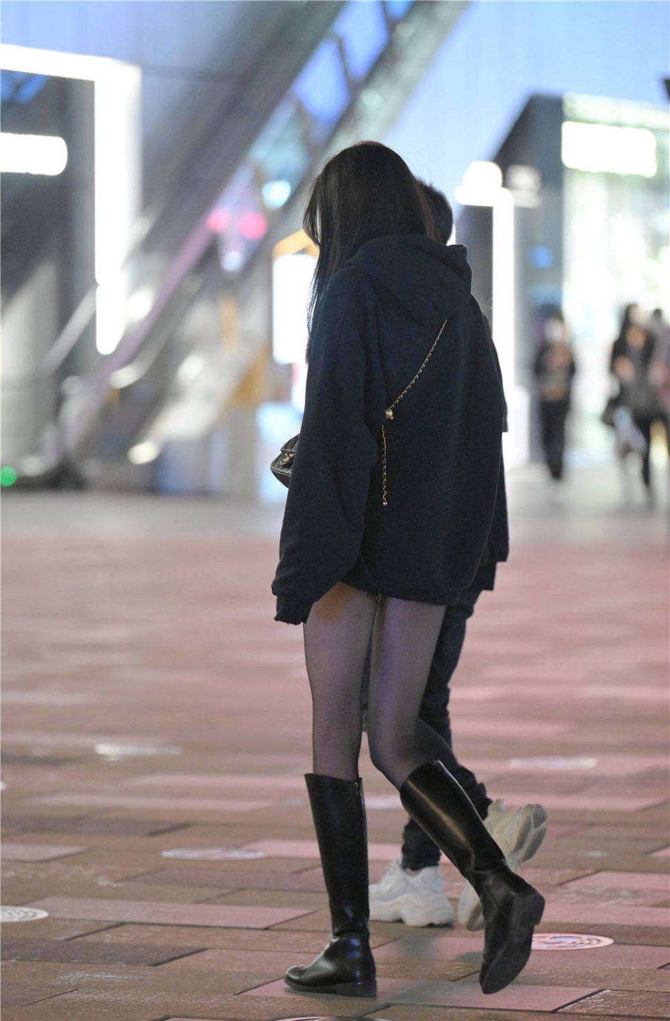 长靴|街拍:秋天小姐姐依旧黑色丝袜+长靴,上长下短还是要注意保暖哦