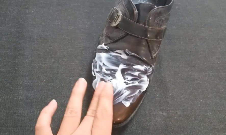 晚上|皮鞋前端容易有折痕,只需涂点这个,折痕一晚上就消失,简单实用