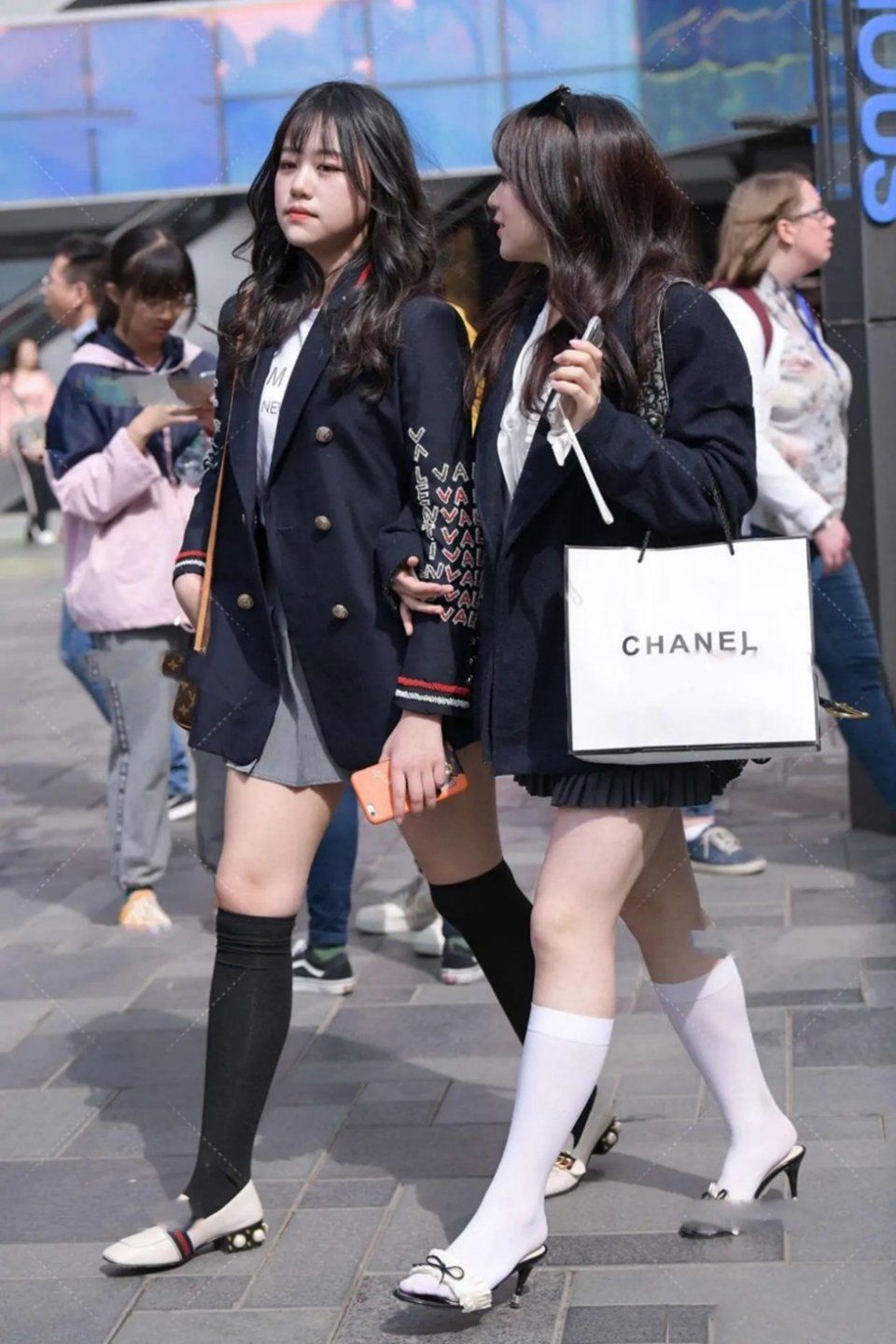 西装+短裙,新意又前卫,既休闲又时髦