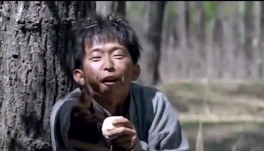 老板|乞丐偷吃馒头,老板竟追他到村头,才得知乞丐救了他一命