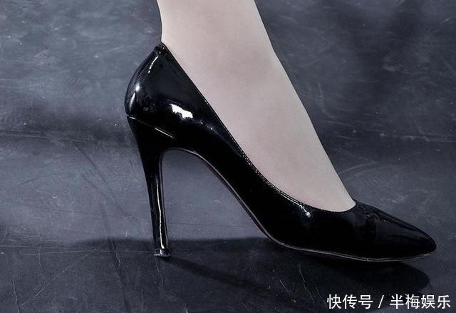 细跟 细跟高跟鞋简洁而不单调,气质出众更加百搭