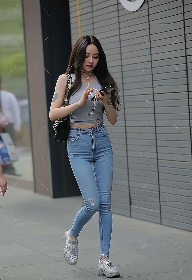 想把紧身牛仔裤穿得更加出众，上衣的选择非常关键！