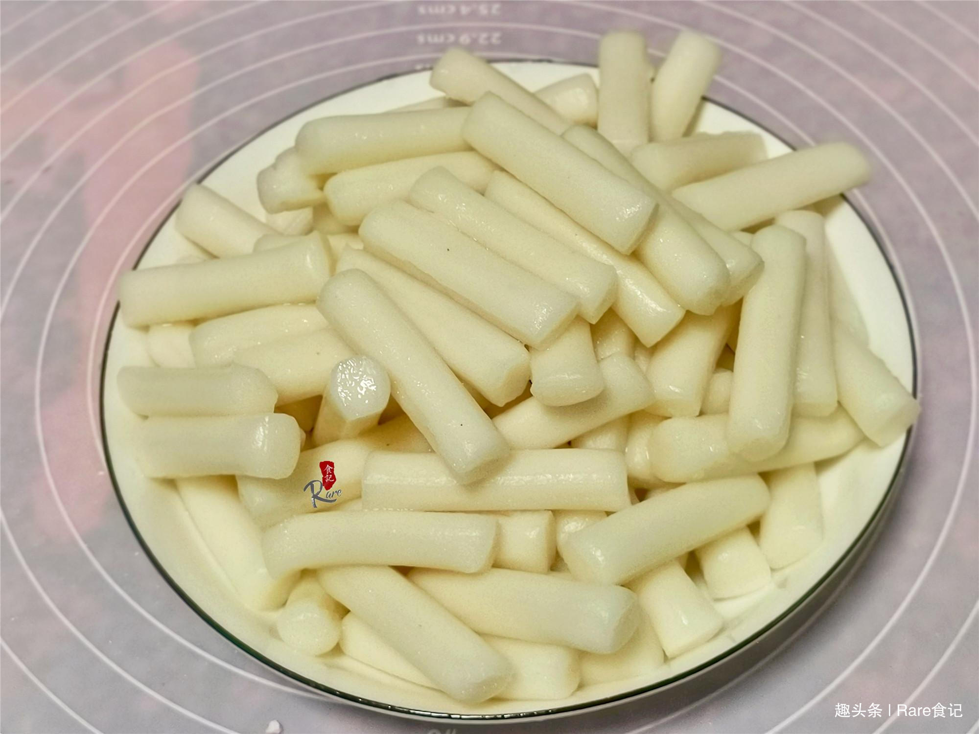 娘俩晚餐如此做，饭菜一锅出，有荤有素还便宜，7元就能饱了