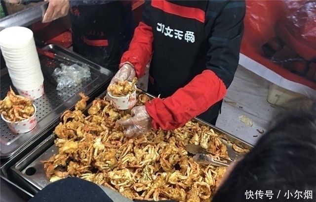 父子街头卖“特色”小吃,15元一份遭哄抢,食客怎么吃都不够