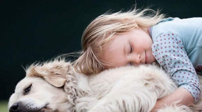 雨伞|终于得知熊孩子拿伞必散架的原因了,见到这一幕,妈妈气得牙痒痒