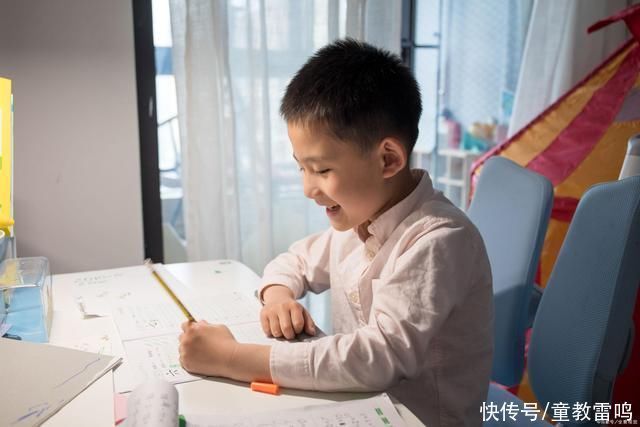 学霸|7岁女孩左右手写字,学霸男生更进一步,左右手写字内容还不同