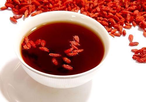 感冒发烧|枸杞子虽然好, 但吃错了就等于白吃, 这2类人最好别碰